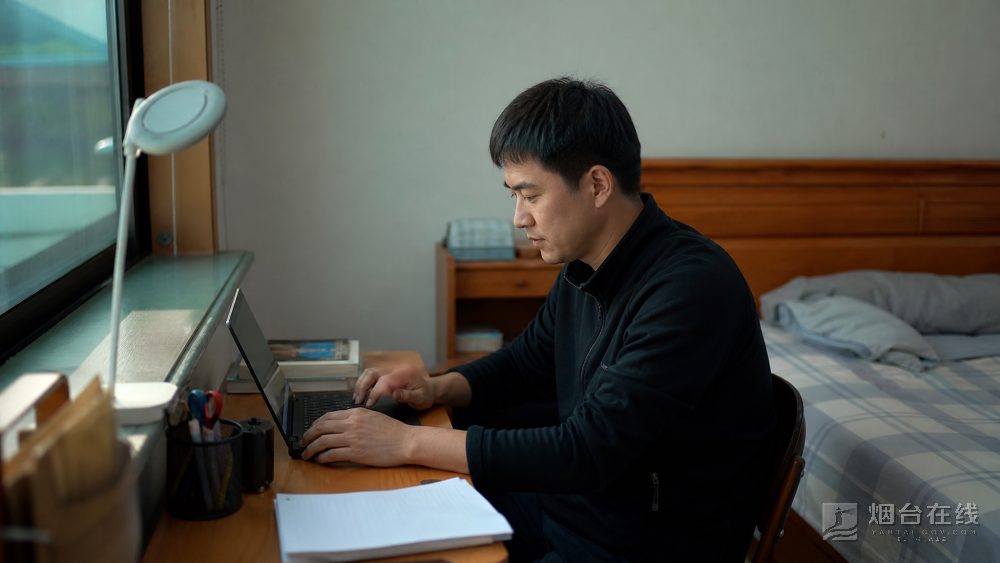 他的婚礼也碰上了工作