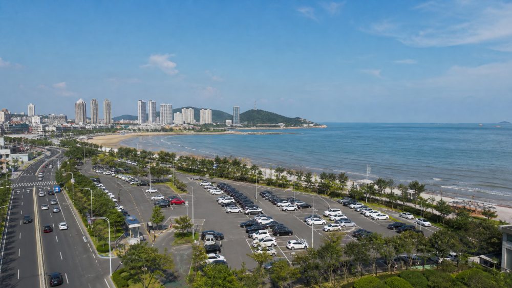 先看海边停车选择去烟台大学广场南侧的游客,可以把车停在那里,再步行前往趣