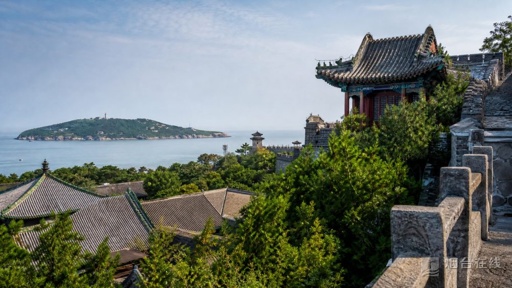 其实,蓬莱阁景区位于烟台蓬莱,古建筑群始建于北宋嘉祐六年,也就是1061