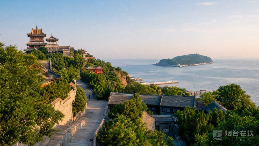 走到临海炮台,古炮朝向海面,蓬莱阁主楼则立在远处崖顶