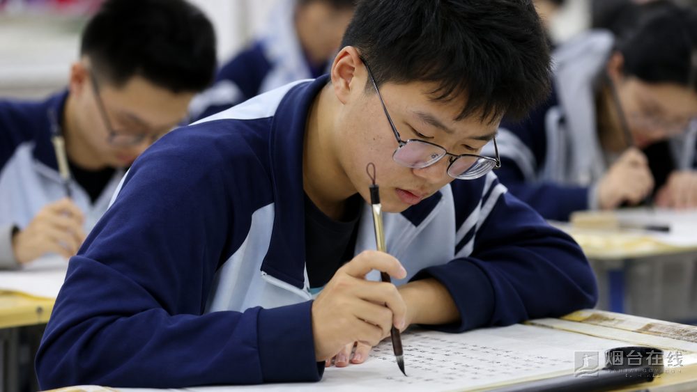 这场比赛的重心,在决赛时从“双节”主题转向了经典诗篇