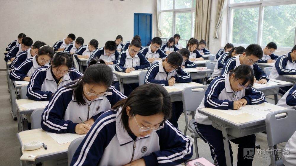 从表达家国情怀,到静心完成一篇古诗,书写内容变了,比赛仍围绕汉字和传统文