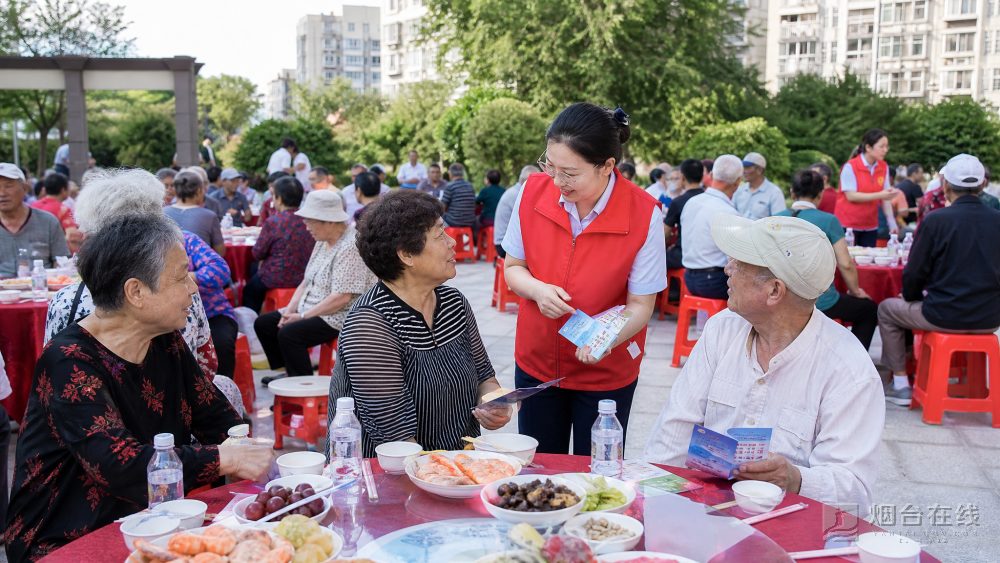 这场活动由南大街支行党支部与毓东社区党委共同举办
