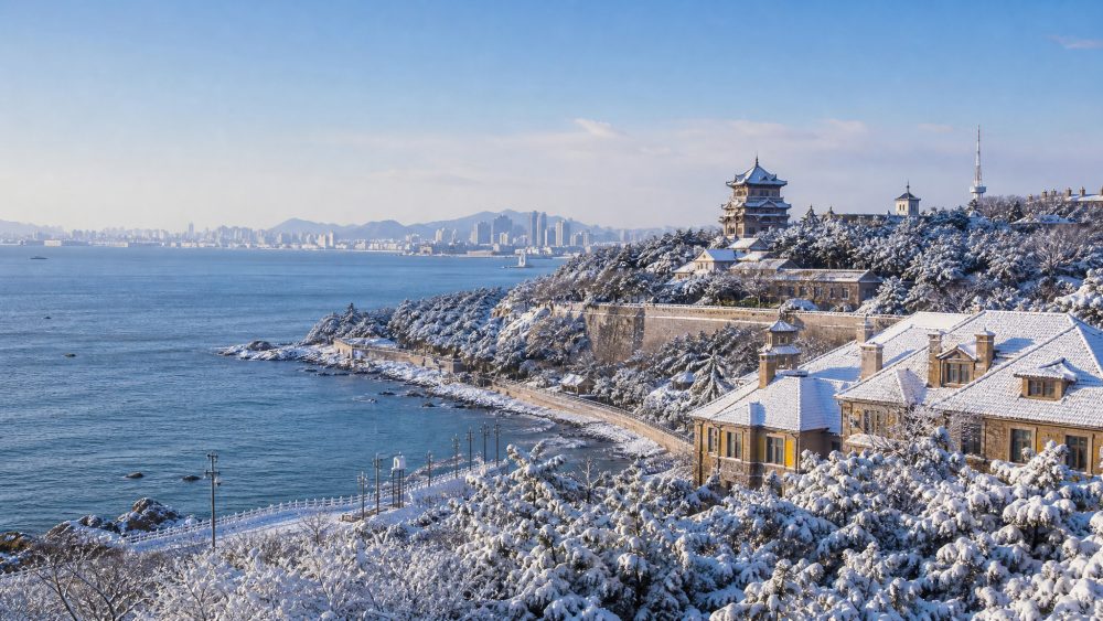 从烟台山开启冬日漫游烟台的冬天有点特别,城市临海,雪落在山上、老