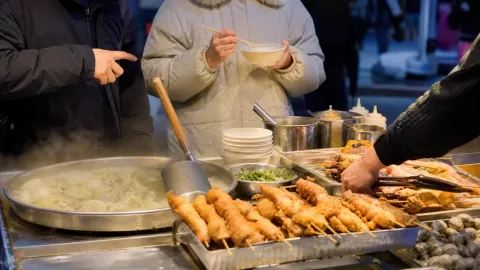 烟台夜市小吃怎么选，老味道和海鲜不必挤在一桌（烟台味道）