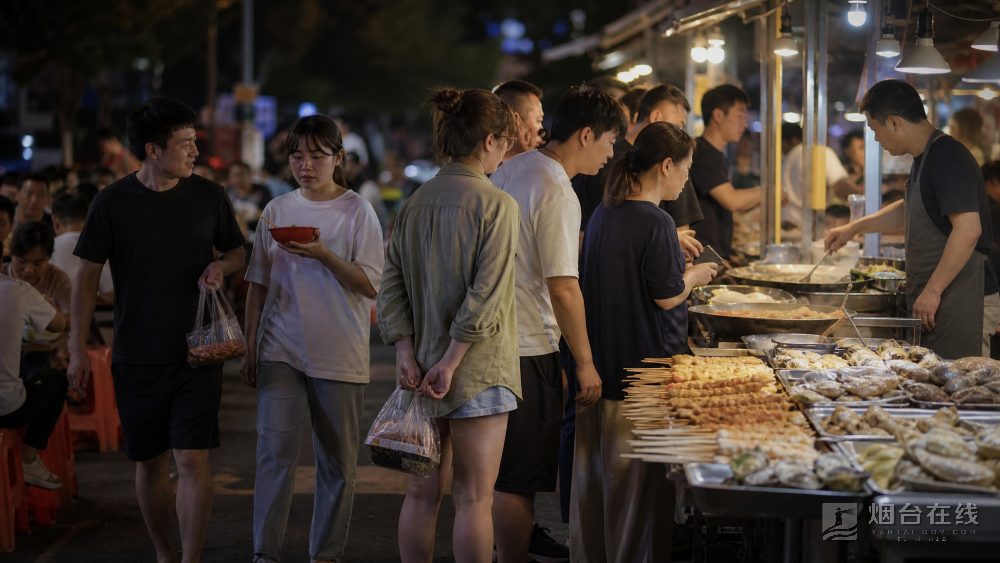 老烟台人吃夜宵,常常不是奔着“打卡”去的