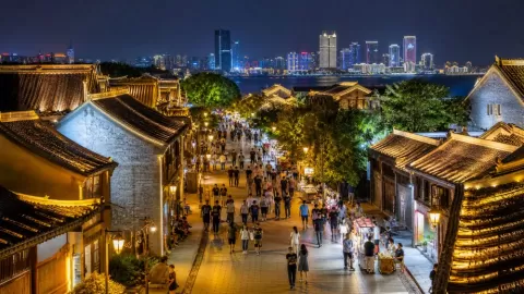 烟台夜间经济从非遗夜市起步，消费场景正向海岸延伸（城市印象）