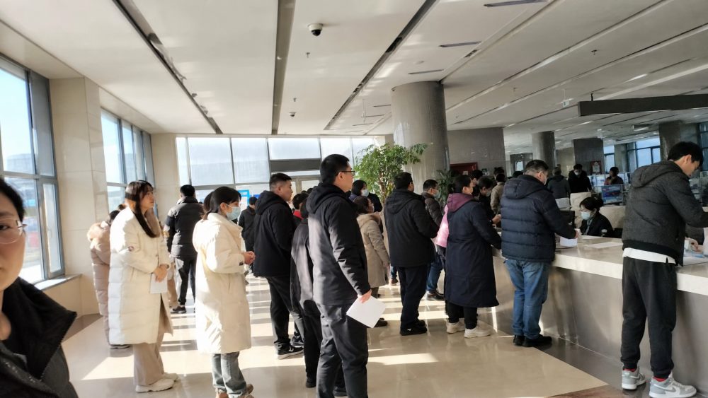 烟台失业金怎么办理？登记和申领同步办，表格、档案与社保卡要留意