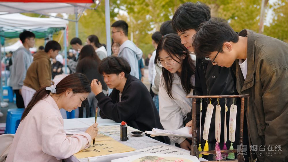 这场活动是烟台理工学院第十五届社团文化节暨“百团大战”纳新
