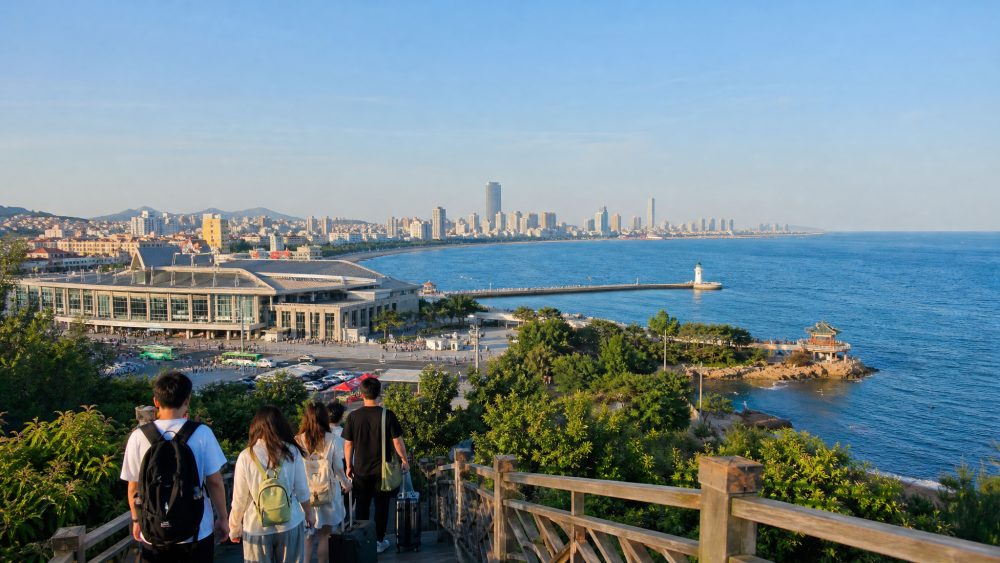 沿海岸线分段游览其实,一群从烟台站出发的游客,可以把这趟行程理解成沿海岸