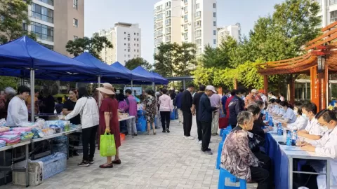 烟台海岸路社区便民集市把日常服务送到居民家门口（山海风光）