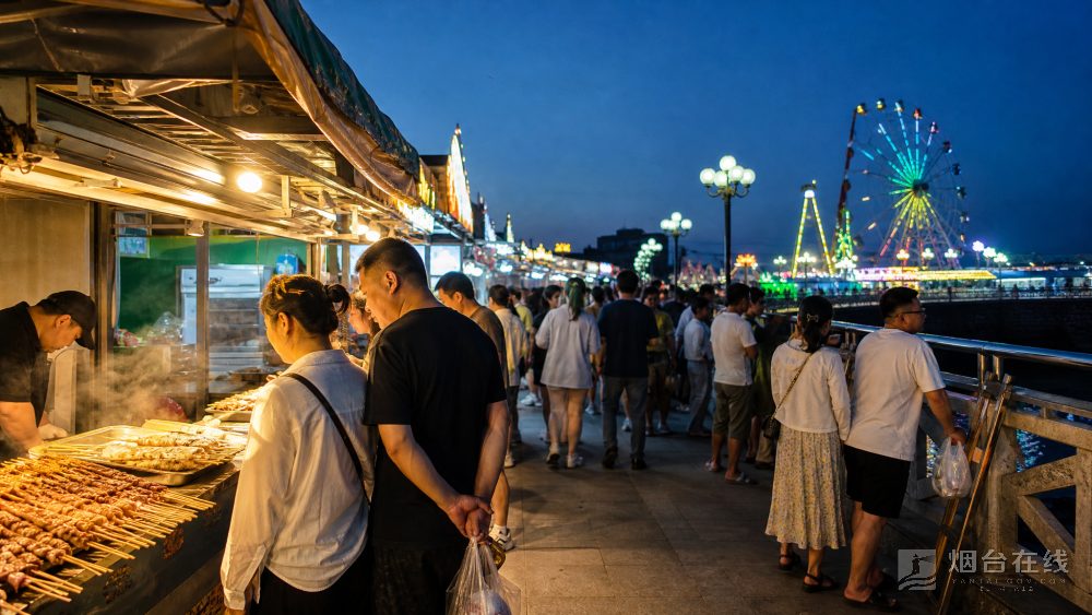 有意思的是,这条夜间消费街区由观海平台东西两侧的美食街和平台上侧的游乐场