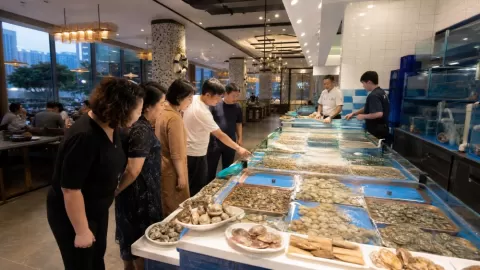 烟台海鲜去哪吃？莱山凤凰湖店让老食客一吃多年（烟台味道）