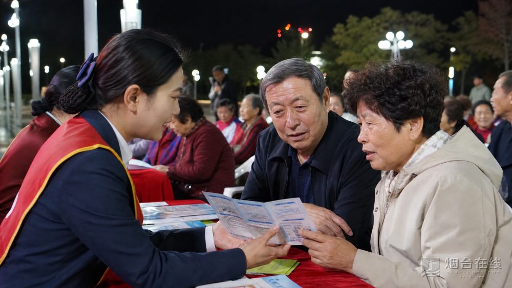 有人停下来问第三代社保卡怎么办,志愿者便当面讲解申领、激活和使用流程
