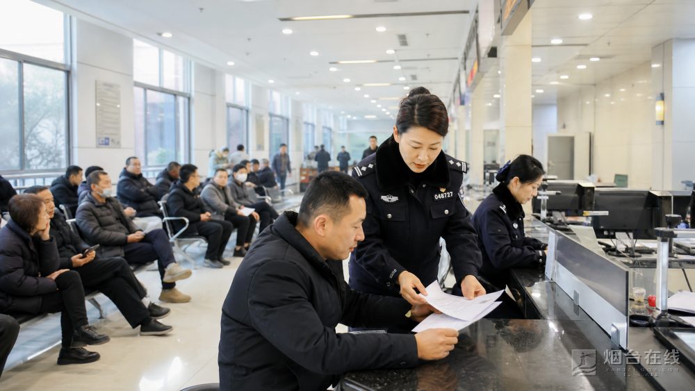 4日上午,车管所办理业务接近210笔,来挂牌的人不少