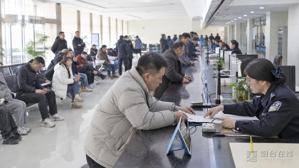 其实，车驾管大队副所长于宁当天在现场协调