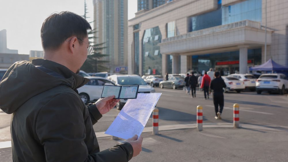 烟台驾驶证到期怎么办？换证时间、所需材料和逾期后果，窗口办理细节说清