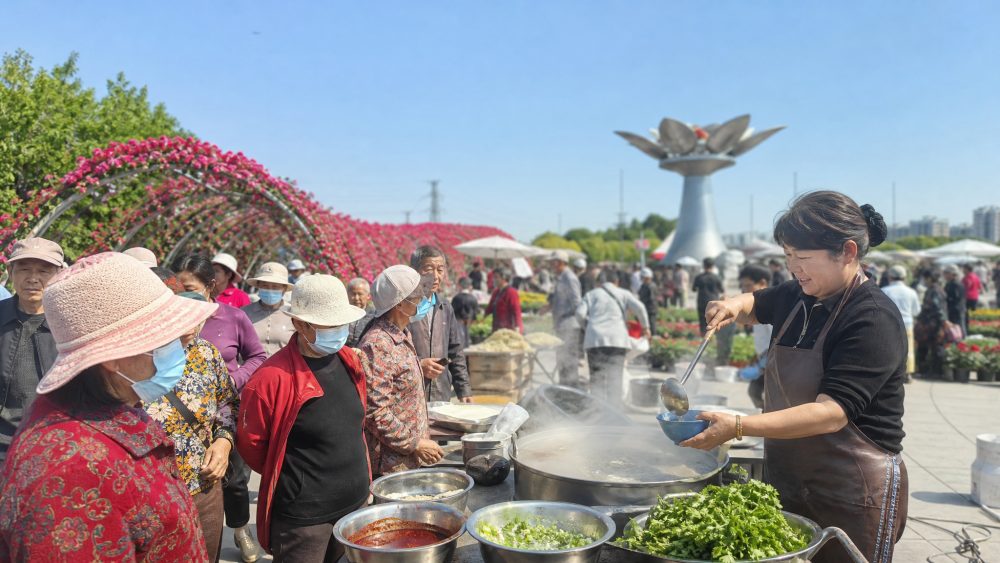 莱州月季花节开幕,朱桥羊汤也把赶集日变成节庆现场