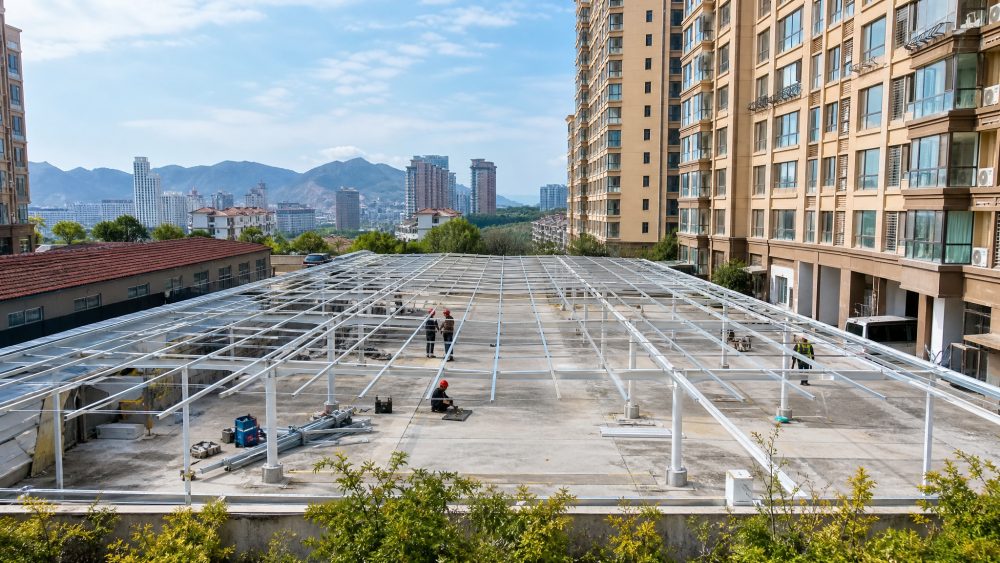 裕隆庄园西区施工建充电棚，小白峪村将提供330余个车位