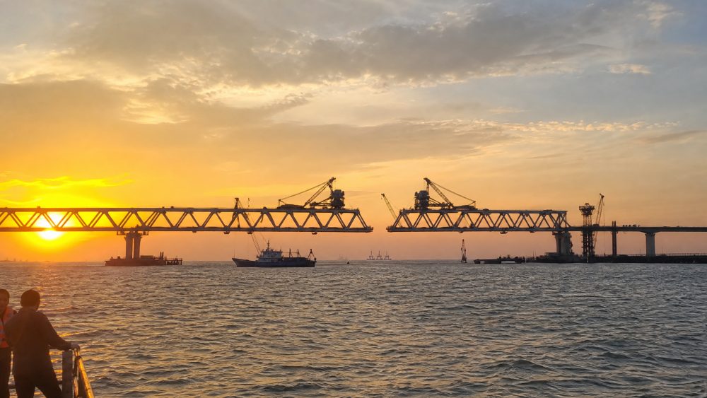 通甬高铁杭州湾跨海大桥南航道桥合龙，跨海高铁施工迈过关键节点